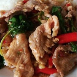 กระเพราหมูชิ้นราดข้าว