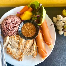 คอมโบข้าวหน้าสเต็กไก่จิ้มแจ่ว เพิ่มไส้กรอก