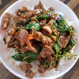 กระเพราเครื่องในไก่ราดข้าว