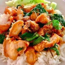 กระเพราหมูกรอบราดข้าว