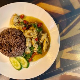 ข้าวสเต็กไก่ผัดกะเพรา สูตรคลีน 390 Kcal