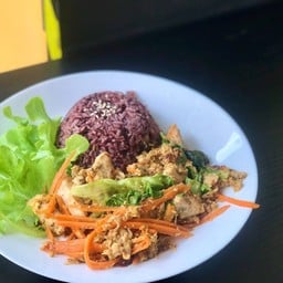 ข้าวสเต็กไก่ผัดผงกระหรี่ 390 kcal