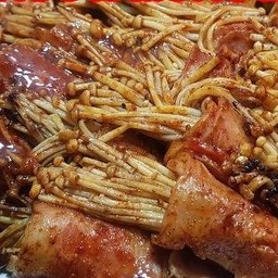 เบคอนพันเห็ดเข็มทองย่างซอสหม่าล่า