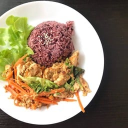 ข้าวสเต็กหมูผัดผงกระหรี่ 390 kcal