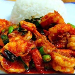 ผัดพริดเผากุ้งราดข้าว