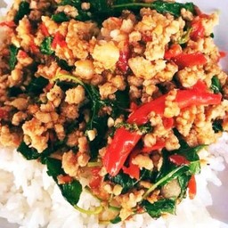 กระเพราหมูสับราดข้าว