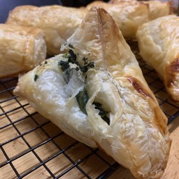 พายไส้ผักโขมอบชีส 1 ชิ้น