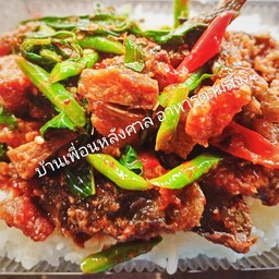 ผัดเผ็ดหมูกรอบ