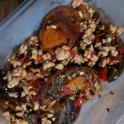 กระเพราไข่เยี่ยวม้า