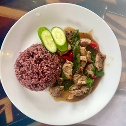 ข้าวสเต็กหมูผัดกะเพรา สูตรคลีน 440 kcal