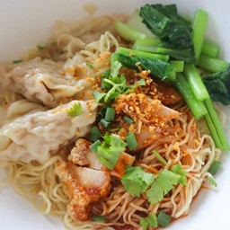 บะหมี่+หมูกรอบ+เกี๊ยวหมู