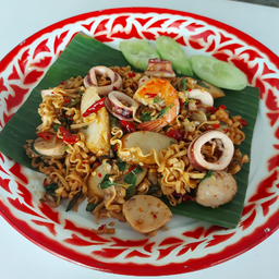เส้นมาม่าผัดขี้เมารวมทะเล(กุ้ง+หมึก+หอยแมงภู่ชิลี)
