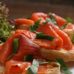 SMOKED NORVEGIAN SALMON ON CRISPY BREAD