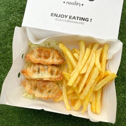 เกี๊ยวซ่าไก่+มันฝรั่งทอด