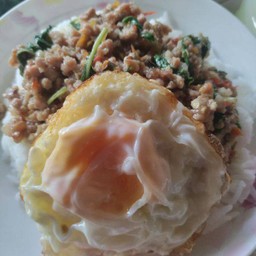 ข้าวกระเพราไก่ไข่ดาว