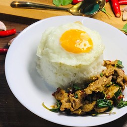 ข้าวราดกระเพราหมูชิ้น(ไม่รวมไข่ดาว)
