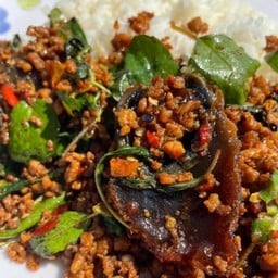 ร้านน้องข้าวหอมกระเพราถาด ตรงข้ามสมรไพรบรูณ์ เจ้าแรกเจ้าเก่า
