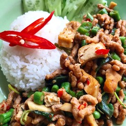 ผัดกะเพรา-ไก่กรอบเจ