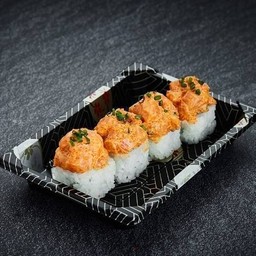 แซลมอนสไปซี่โรล 4 ชิ้น