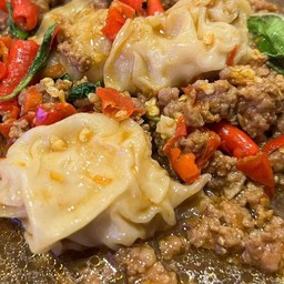 เกี๊ยวกะเพราบ้านเรา