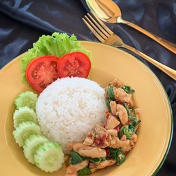 ข้าวหน้ากะเพราไก่ชิ้น