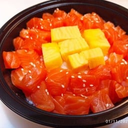 ข้าวดงบุริแซลมอนหั่นเต๋า ไข่หวาน ชามใหญ่