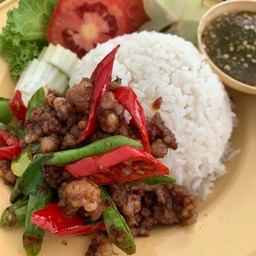 ข้าวหน้าเนื้อผัดพริกแกงถั่ว