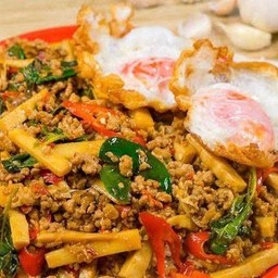 (แนะนำ)กะเพราหมูสับหน่อไม้ ราดข้าว