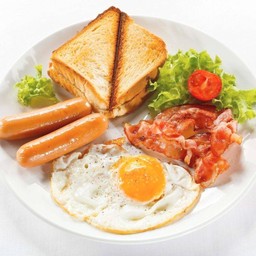 ขนมปังเบค่อนไส้กรอกไข่ดาว