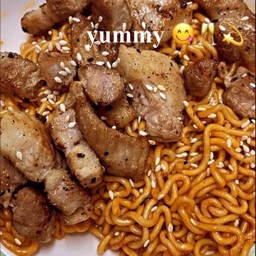 มาม่าแห้งเกาหลีหมูสามชั้นย่างกิมจิ