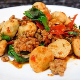 ข้าวราดกระเพราหมูสับ+ลูกชิ้นหมู