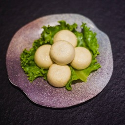 ซาลาเปาไส้หมึก 2 ชิ้น芝士豆腐2个