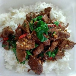 ข้าวราดกะเพราเครื่องในไก่