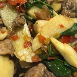 ข้าวราดเนื้อเปื่อยหน่อไม้
