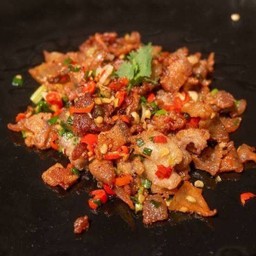 ข้าวราดเนื้อเปื่อยคั่วพริกเกลือ