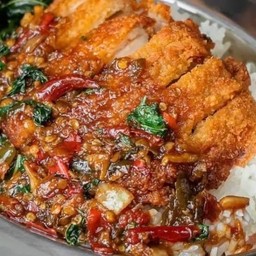 ข้าวไก่กรอบซอสกะเพรา