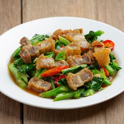 คะน้าหมูกรอบราดข้าว