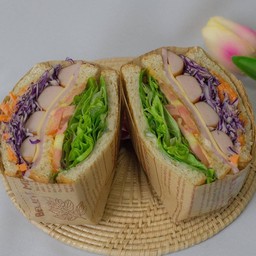 แซนด์วิชไส้กรอก แฮม ชีส