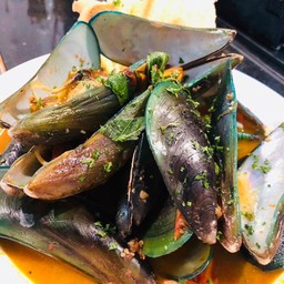 หอยแมลงภู่ อบไวน์ขาว กับมะเขือเทศเชอรี่