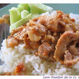 หมูกระเทียมราดข้าว