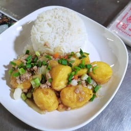 เต้าหู้ทรงเครื่องราดข้าว