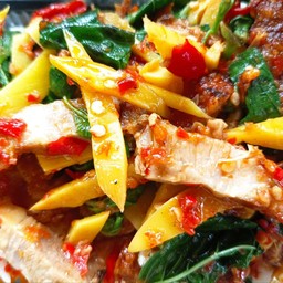 กะเพราหน่อไม้ ราดข้าว