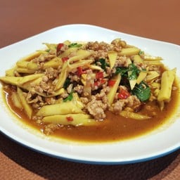 ผัดหน่อไม้ราดข้าว