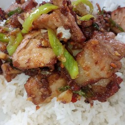 หมูผัดกะปิราดข้าว
