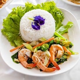 ผัดผักรวมมิตรราดข้าว