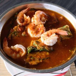 แกงส้มกุ้งชะอมทอด