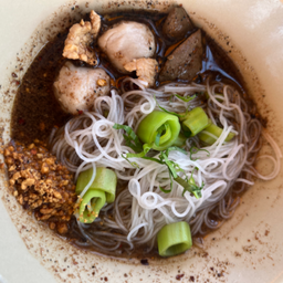 ก๋วยเตี๋ยวหมูน้ำตกต้มยำ