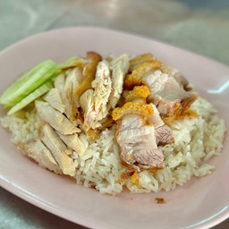 ข้าวมันไก่อบผสมหมูกรอบ