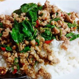 กระเพราหมูสับราดข้าว