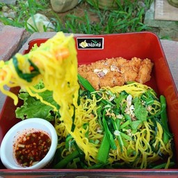 บะหมี่ไก่กรอบน้ำจิ้มแจ่ว